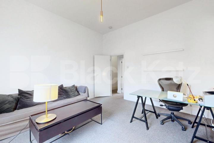 Elegant Raised Ground Floor Apartment in Sought-After NW1 Camden Park Road, Camden